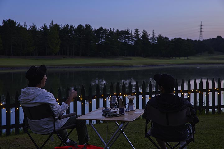 湖畔でリラックス